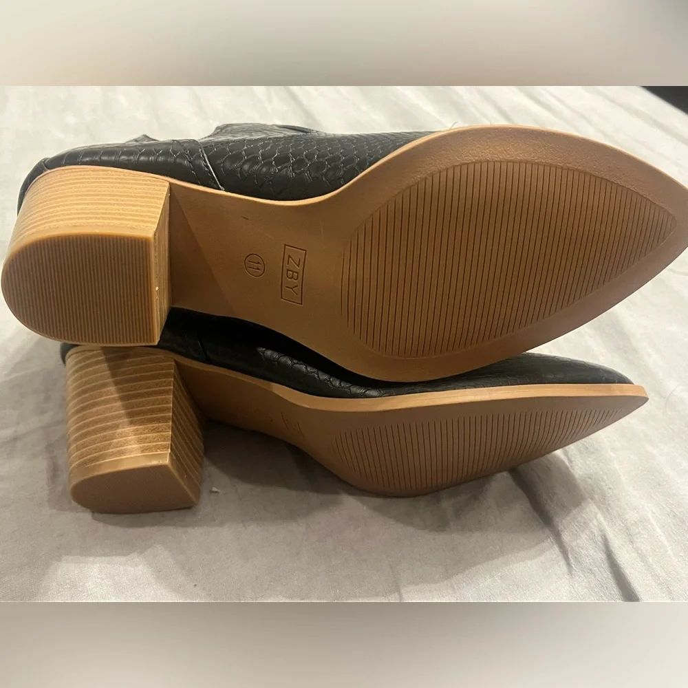ZBY brand- NEW Womens Black cutout Ankle Booties - Size 11